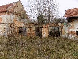 Rozpadlý přístavek listopad 2015 (Statek Komárov)